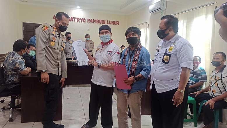 MEDIASI: Kapolres Lamandau fasilitasi masyarakat eks Transmigrasi yang bersengketa dengan PT Satria Hupasarana. (RIA/RADAR SAMPIT)