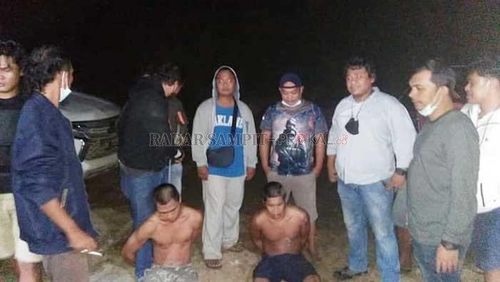 TERTANGKAP: Dua pelaku pembunuhan Hj Kamriah ditangkap di tempat pelarian di wilayah Kalimantan Timur.