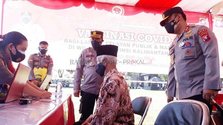 BENTUK IMUNITAS: Kapolda Kalteng Irjen Pol  Dedi Prasetyo saat melihat langsung proses vaksinasi  kepada para lansia yang memenuhi halaman Mapolda Kalteng, kemarin.