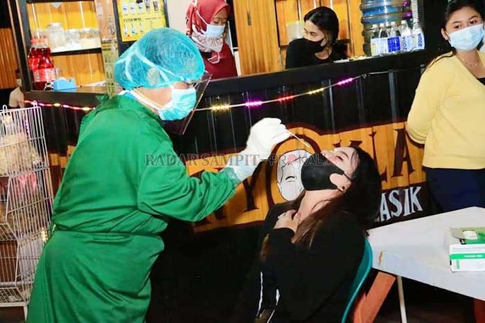 LACAK COVID-19 : Beberapa warga pengunjung kafe di Palangka Raya yang diswab antigen, oleh petugas kesehatan dari tim gugus Covid-19 belum lama tadi.