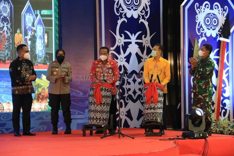 DIIZINKAN: Plt Sekda Kalteng, Nuryakin saat kegiatan pembukaan festival UMKM dan pariwisata digital, belum lama ini di Palangka Raya.