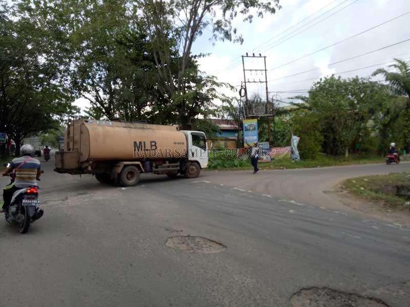 PUTAR BALIK: Petugas Dishub Kotim memerintahkan truk yang berniat melintas dalam kota untuk putar balik, Senin (28/6). (BUDDI/RADAR SAMPIT)