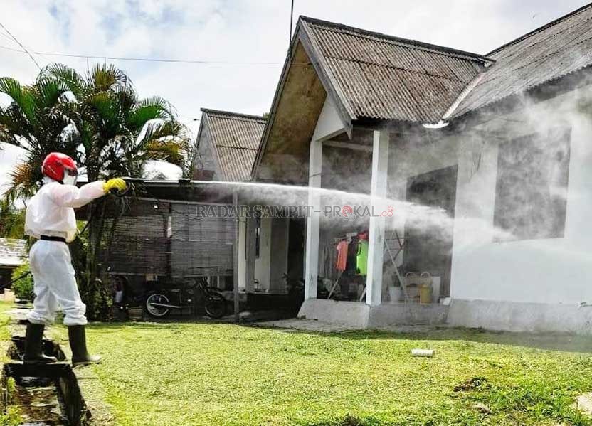 PERANGI VIRUS: Petugas kepolisian saat melakukan penyemprotan disinfektan di areal rumah dinas yang berada di lingkup Mapolresta Palangka Raya, kemarin.
