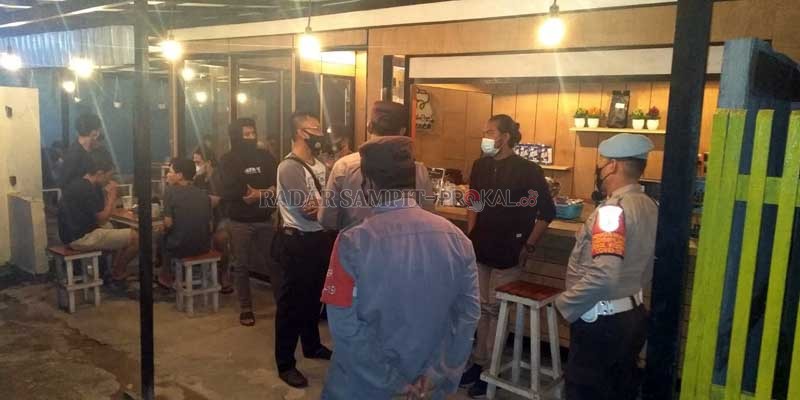 YUSTISI: Petugas gabungan mendatangi salah satu tempat nongkong yang dapat menimbulkan kerumunan, Senin (28/6) malam. (IST/RADAR SAMPIT)
