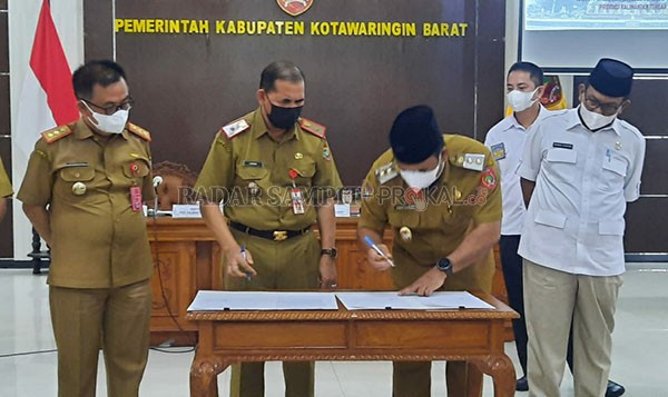 KESEPAKATAN: Wakil Bupati Kobar Ahmadi Riansyah melakukan penandatanganan kesepakatan di aula Pemkab Kobar, Selasa (29/6). Kesepakatan ini terkait truk perusahaan yang bermuatan berat wajib membayar saat melintas di jalan provinsi.