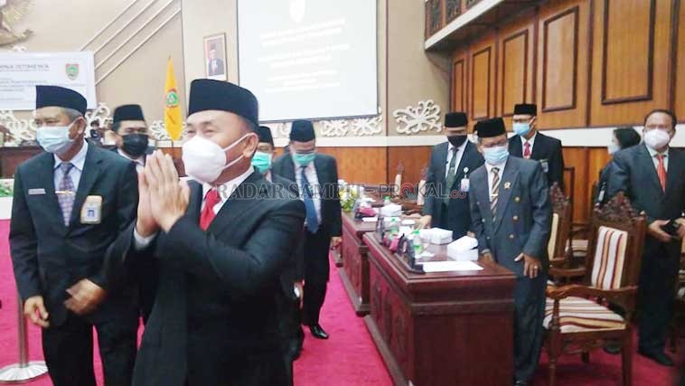 RESMI: Gubernur Sugianto Sabran usai menghadiri rapat paripurna istimewa penyerahan LHP BPK RI di DPRD Kalteng, Rabu (30/6) kemarin. (YUSHO/RADAR SAMPIT)
