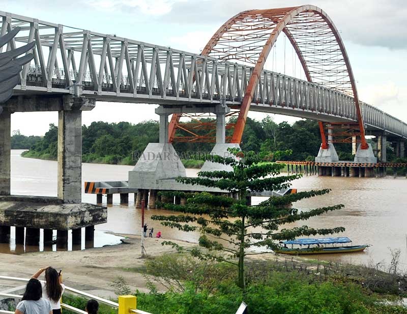 TENGAH KOTA: Salah satu sisi Sungai Kahayan yang mengalir di bawah Jembatan Kahayan Palangka Raya, dan terkadang meluap akibat air kiriman dari daerah sekitarnya.