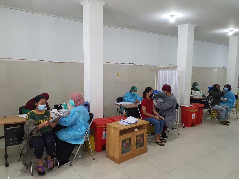 ANTUSIAS: Masyarakat Palangka Raya antusias mengikuti vaksinasi massal di RSUD Doris Sylvanus