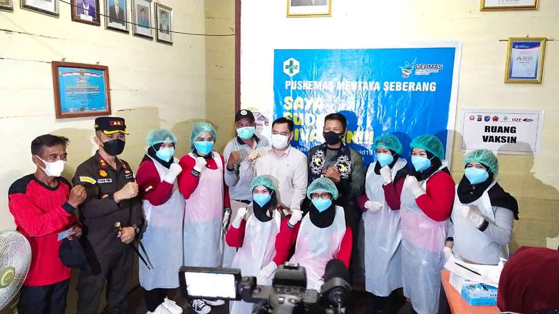 VAKSINASI COVID-19: Pangdam XII/TPR Mayjen TNI Muhammad Nur Rahmad bersama unsur Forkopimda meninjau langsung pelaksanaan vaksinasi bagi anggota Regu Siaga Api (RSA) serta melihat kesiapan anggota dan peralatan RSA di Desa Terantang, Jumat (2/7).