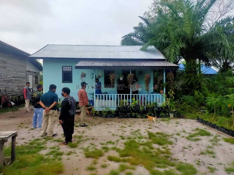 OLAH TKP: Petugas Identifikasi Polresta Palangka Raya melakukan olah TKP di rumah warga yang diduga meninggal akibat kesetrum listrik. (FOTO: IST/RADAR SAMPIT)