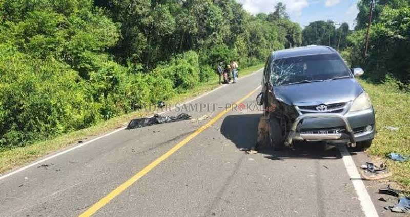 TABRAKAN: Kecelakaan maut di Jalan Trans Kalimantan, Kereng Pangi, Kecamatan Katingan Hilir. Mobil dan korban tewas sebelum dievakuasi petugas.