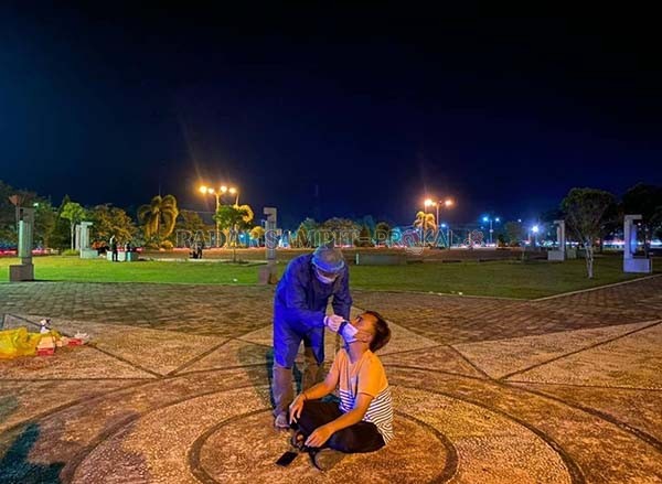 LACAK VIRUS: Seorang warga ketika dirapid test antigen oleh petugas kesehatan, saat diadakan kegiatan non yustisi oleh satgas percepatan penanganan Covid-19, Kamis malam (8/7).