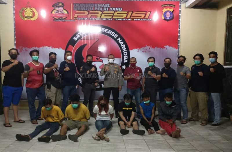 SATU JARINGAN: Enam pelaku penggunaan dan peredaran narkotika jenis sabu, saat diamankan jajaran Satnarkoba Polres Kapuas, kemarin.