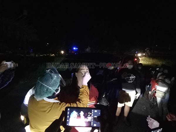 LANGSUNG SWAB: Satgas Covid-19 Kabupaten Kotawaringin Timur melakukan razia dan tes antigen di berbagai tempat kerumunan di Kota Sampit, Kamis (8/7) malam. (BUDDI/RADAR SAMPIT)