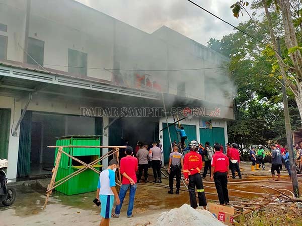 HEBOH: Upaya pemadaman api yang sempat membakar banguna ruko di Jalan Hiu Putih Palangka Raya, kemarin