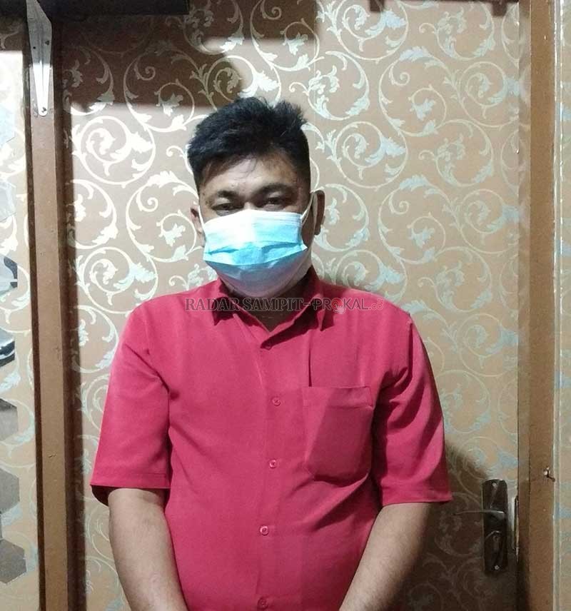 PENIPUAN: Terduga pelaku penipuan yang mengaku sebagai wartawan Fuad Sidiq saat di Mapolres Kobar, Selasa (13/7).