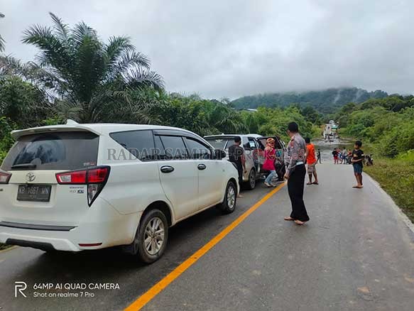 PANTAU BANJIR: kasatlantas Polres Lamandau AKP R. Endro saat memantau banjir di Jalan Trans Kalimantan. Sejumlah kendaraan gagal melintas akibat rendaman banjir di jalan poros tersebut. (RIA/RADAR SAMPIT)