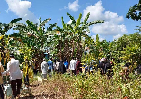 BANYAK PELAYAT: Pasien terpapar Covid-19 di Kapuas yang meninggal dunia, saat dimakamkan. (FOTO: ALEXANDER/RADAR SAMPIT)