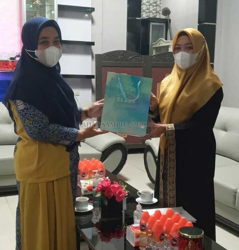 BERSINERGI: Ketua TP PKK Kotim Khairiah Halikinnor saat menerima cindera mata dari Ketua Komapsi Kotim Tinny Sukmawaty Burnama.