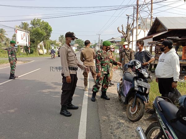 PENERTIBAN: Para anggota TNI, Polri, Polpp Dishub dan Satgas Covid-19 saat melakukan  razia yustisi di pintu masuk Kota Kapuas yaitu Jalan Patih Rumbih,kemarin. (ALEXANDER/RADAR SAMPIT)