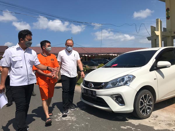 TIPIKOR: Tersangka kasus korupsi Dana Desa saat digiring anggota Polres Kapuas, untuk diekspos dan dirilis ke publik melalui media massa oleh Kapolres setempat, Senin (2/8). (ALEXANDER/RADAR SAMPIT)