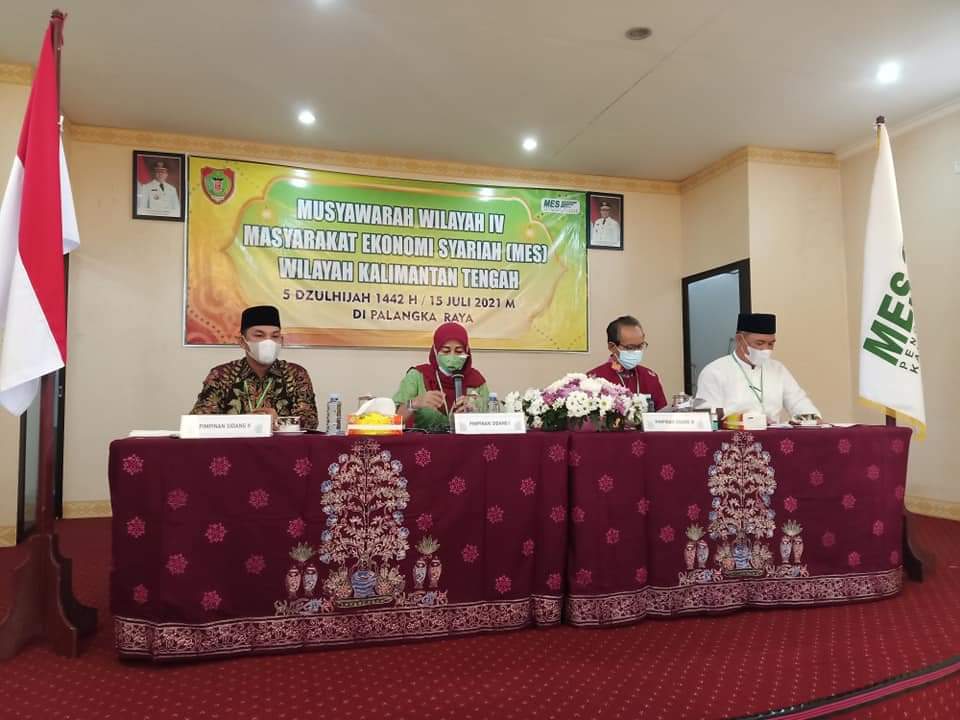 MUSYAWARAH : Wakil Ketua II DPRD Murung Raya Rahmanto Muhidin, S.HI., M.H (kiri) saat menjadi memimpin sidang Muswil MES Kalteng di Palangka Raya, Kamis (15/7).