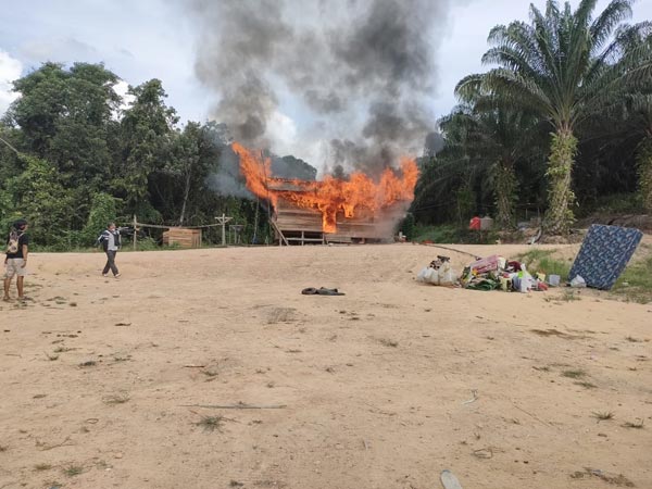 PERUSAKAN: Sejumlah banguann mess karyawan kebun Desa Suja dan Bakonsu dirusak dan dibakar sekelompok warga. Polisi masih menyelidiki aksi yang meresahkan tersebut, Kamis (5/8). (ISTIMEWA/RADAR SAMPIT)