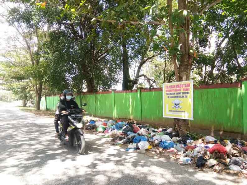 JOROK : Pengguna jalan melintas di depan sampah yang berserakan di Jalan Ki Hajar Dewantara, Sampit, Senin (9/8).
