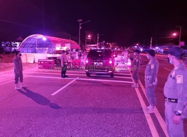 PPKM: Petugas gabungan memeriksa pengendara yang melintas di Pos Sekat di Jalan Tjilik Riwut kilometer 4, Kelurahan Kasongan Lama. (IST/RADAR SAMPIT)