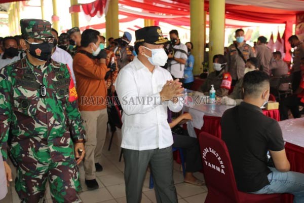 MEMANTAU: Gubernur Kalteng Sugianto Sabran meninjau pelaksanaan vaksinasi massal, beberapa waktu lalu. (MMC KALTENG)