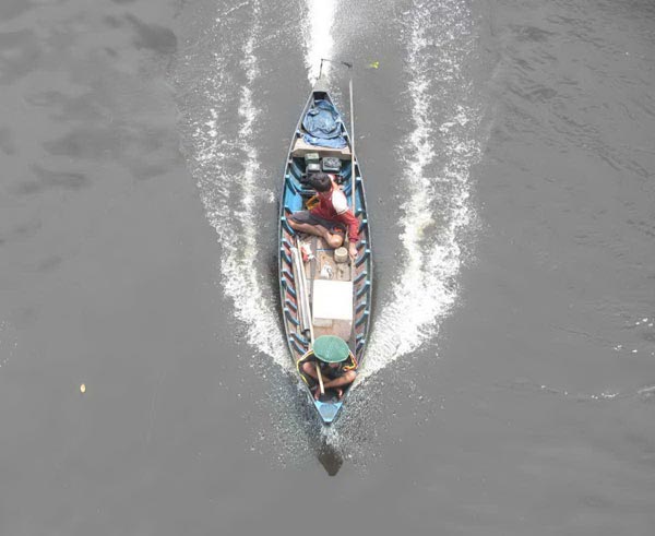 MUSIM MEMANCING: Warga Sukamara berangkat memancing ikan menggunakan perahu mesin di Sungai Jelai. Saat ini debit air sungai mulai surut dan akan mempermudah mencari ikan dan udang. (FAUZIANUR/RADAR SAMPIT)