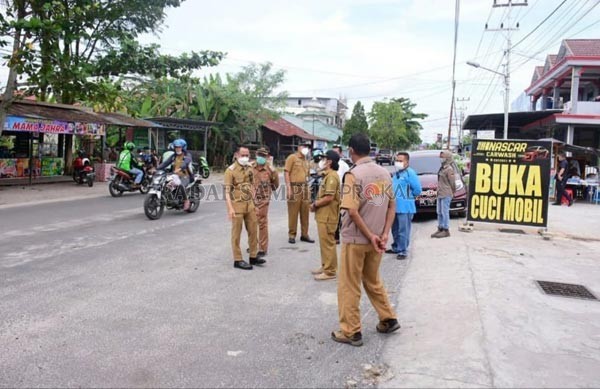 INSPEKSI: Wali Kota Palangka Raya Fairid Naparin saat meninjau pembangunan dan pembenahan sejumlah infrastruktur di perkotaan, beberapa waktu lalu. (ISTIMEWA/HUMAS PROTOKOL)