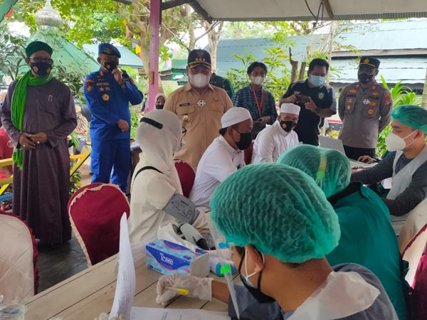 TERUS DIGENCARKAN: Bupati Kotim Halikinnor saat memantau pelaksanaan vaksinasi, beberapa waktu lalu. (DOK.YUNI/RADAR SAMPIT)