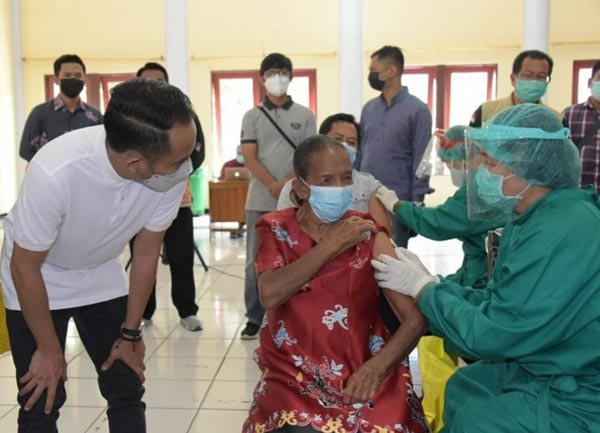 PELAYANAN: Wali Kota Palangka Raya Fairid Naparin meninjau langsung pelayananan kepada masyarakat dalam program vaksinasi bagi lansia, belum lama ini. (HUMAS PROTOKOL PEMKOT PALANGKA RAYA FOR RADAR SAMPIT)