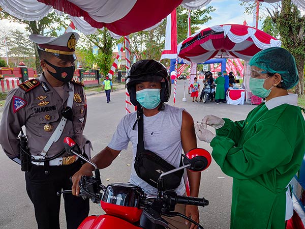 VAKSINASI: Warga Sampit mengikuti vaksinasi drive thru di Taman Kota Sampit, Selasa (17/8). (FAHRY/RADAR SAMPIT)