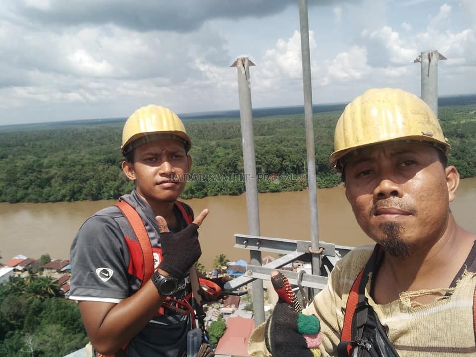 PEMANJAT LANGIT: Ahmad Subkhan saat di puncak tower BTS yang menjadi lokasi tugasnya. Para pahlawan penjaga kelangsungan akses informasi di pelosok Kalteng ini bertaruh nyawa demi tuntutan digitalisasi yang kian masif di negeri ini. (Ahmad Subkhan for Rad