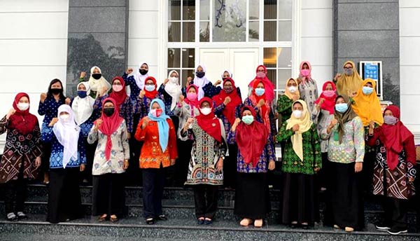 PEDULI: Bunda PAUD Batara bersama pengurus sejumlah organisasi, usai penyerahan bantuan. (ALWANDI/RADAR SAMPIT