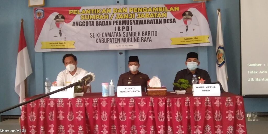 HADIRI PELANTIKAN : Wakil Ketua II DPRD Mura Rahmanto Muhidin, SHI., M.H (kanan) saat menghadiri pelantikan Anggota BPD se-Kecamatan Sumber Barito, Rabu (28/7).