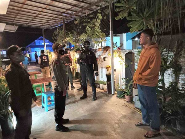 PATROLI: Petugas gabungan TNI, Polri serta pemerintah daerah, saat mendatangi tempat berkumpulnya warga agar tetap mematuhi protokol kesehatan, di Sampit, belum lama ini. (IST/RADAR SAMPIT)