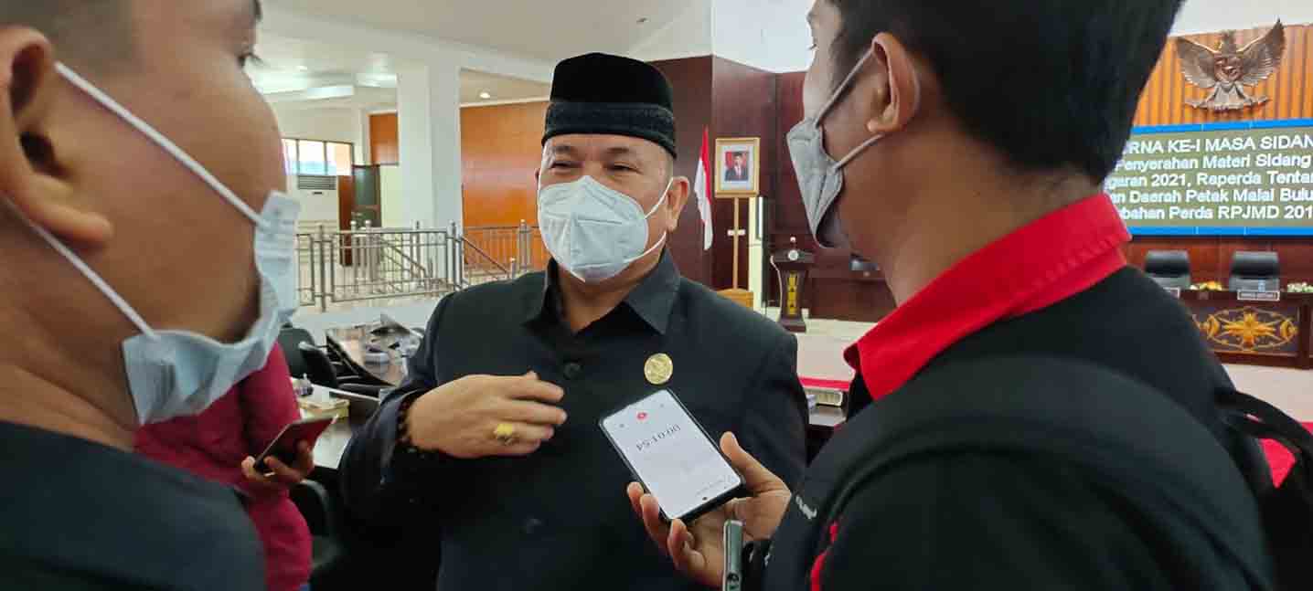 BERI KETERANGAN: Ketua DPRD Murung Raya, Doni SP M.Si usai melaksanakan rapat paripurna bersama dengan pemerintah daerah.