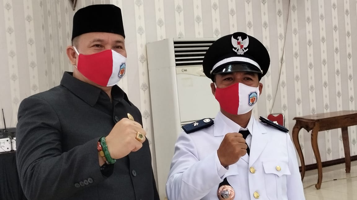 Ketua DPRD Murung Raya Doni, SP, MSi bersama salah satu Kepala Desa usai Pelantikan Kepala Desa serentak beberapa waktu lalu.