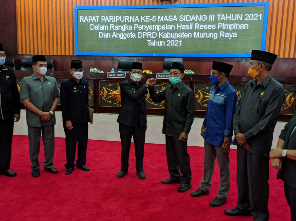 BERSINERGI : Wakil Ketua I DPRD Murung Raya Likon saat bersalaman dengan Wakil Bupati Murung Raya Rejikinoor usai menyerahkan laporan hasil reses dari legislatif kepada eksekutif, Senin ((1/11).