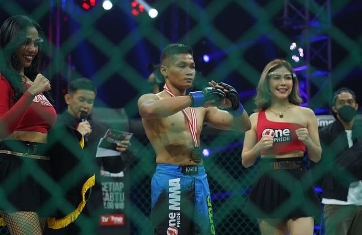 MENANG LAGI: Aminudin saat bertarung melawan Cecep Supriyandi yang disiarkan langsung oleh salah satu televisi nasional, Sabtu (6/11). (ISTIMEWA/RADAR PANGKALAN BUN)