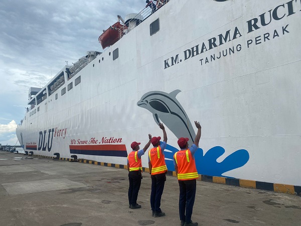 WAJIB PROKES: Kapal Dharma Rucitra 9 milik PT DLU saat akan berlayar menuju Tanjung Emas Semarang beberapa waktu lalu. Meski tidak wajib melampirkan hasil tes negatif Antigen dan PCR, para penumpang kapal wajib menerapkan protokol kesehatan. (DOK.RADAR PA