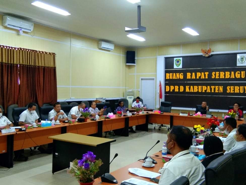 DENGAR PENDAPAT: Ketua DPRD Seruyan Zuli Eko Prasetyo saat memimpin RDP terkait permintaan warga UPT Tanggul Harapan yang ingin menjadi desa definitif. (HENDRI/RADAR SAMPIT)