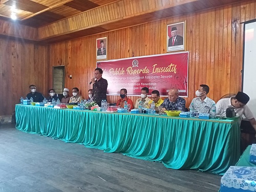 UJI PUBLIK: Tim Bapemperda DPRD Seruyan saat melakukan uji publik Raperda SKT-A yang dilaksanakan di Desa Rantau Pulut, Kecamatan Seruyan Tengah beberapa waktu lalu. (ISTIMEWA/RADAR SAMPIT)