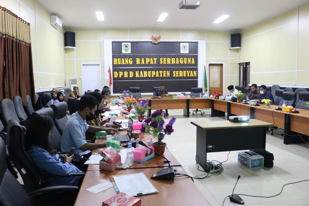 PARIPURNA: Wakil Ketua II DPRD Seruyan Muhammad Aswin saat memimpin rapat paripurna perubahan Alat Kelengkapan Dewan (AKD), Senin (28/3). (ISTIMEWA/RADAR SAMPIT)