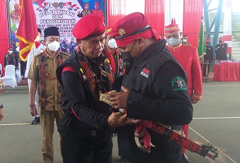 BATAMAD SERUYAN: Tampak sejumlah pengurus dan anggota Batamad Seruyan menjalani pelantikan, Selasa (29/3). Lembaga adat ini diharapkan menjadi perekat masyarakat adat di Seruyan. (HENDRI/RADAR SAMPIT)