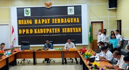 BAHAS LKPJ: Sejumlah Pansus LKPJ TA 2021 membahas dengan Tim Anggaran Pemerintah Daerah di ruang rapat serbaguna DPRD Seruyan, Rabu (20/4) lalu. (HENDRI/RADAR SAMPIT)