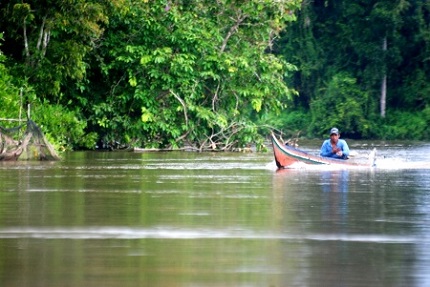 TRANSPORTASI AIR: Seorang nelayan Seruyan sedang mengendarai perahunya. Sejumlah angkutan sungai di Seruyan diharapkan memperhatikan keselamatan penumpangnya dengan menyiapkan peralatan pengamanan.